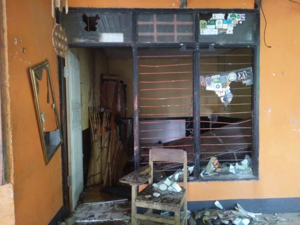Kondisi ruang UKM Mapala UMI yang rusak diserang sekelompok OTK. (Foto: Medcom.id/Syawaluddin)