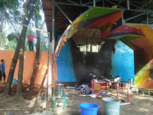 Sekretariat Mapala UMI dirusak dan dibakar kelompok OTK. (Foto: Medcom.di/Syawaluddin)