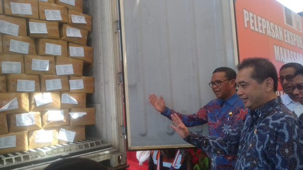 Mendag Agus Suparmanto dan Gubernur Sulsel Nurdin Abdullah melepas ekspor komoditas unggulan Sulsel, di Terminal Peti Kemas Makassar, Rabu, 20 November 2019. (Medcom.id/Syawaluddin). 