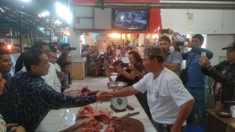 Mendag Agus Suparmanto saat mengunjungi pasar Pa'baeng-baeng di Makassar, Sulawesi Selatan, Rabu, 20 November 2019. Medcom.id/Muhammad Syawaluddin