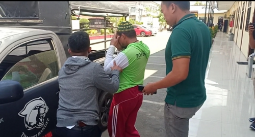 Pelaku mutilasi di Gowa, HS, 50, saat hendak dibawa ke Rumah Sakit Bhayangkara Makassar untuk menjalani pemeriksaan kejiwaan. (Foto: Medcom.id/Syawaluddin)