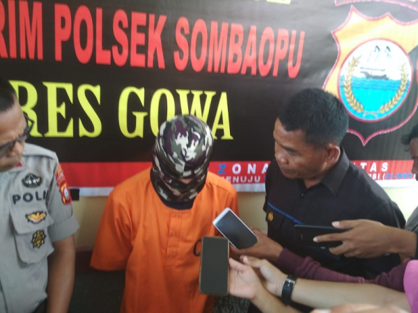 Pemasang Kamera di toilet kampus UIN Alauddin saat ditangkap reskrim Polsek Somba Opu, Kabupaten Gowa, Sulawesi Selatan, Minggu 10 November 2019. Foto: Medcom.id/Muhammad Syawal