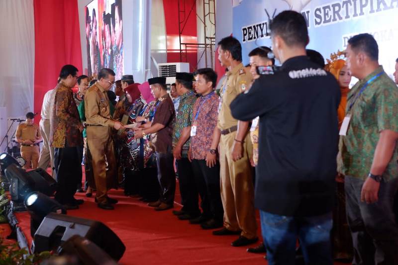 Gubernur Sulsel, Nurdin Abdullah, saat menyerahkan sertifikat tanah kepada masyarakat Sulawesi Selatan, Senin, 2 Desember 2019