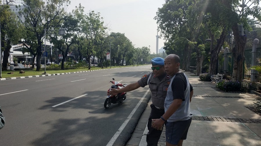Sejumlah personel polisi menjaga lokasi ledakan di sisi utara Monumen Nasional, Jakarta Pusat, Selasa, 3 Desember 2019. Medcom.id/Ilham Pratama Putra.