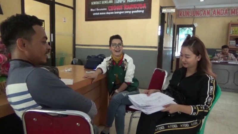 Korban penipuan arisan online, Angel (baju hitam) saat melaporkan kasusnya di Mapolda Sulawesi Selatan, Senin 2 Desember 2019. Medcom.id/Muhammad Syawaluddin