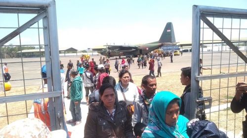 Masyarakat korban kerusuhan Wamena yang tiba di Lanud Hasanuddin, Kabupaten Maros, Sulawesi Selatan. Medcom.id/Muhammad Syawaluddin