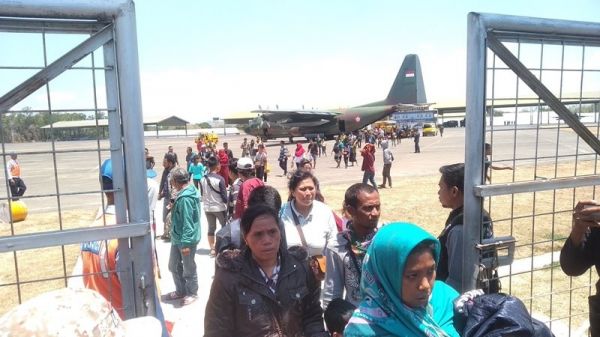 Masyarakat korban kerusuhan Wamena yang tiba di Lanud Hasanuddin, Kabupaten Maros, Sulawesi Selatan. Medcom.id/Muhammad Syawaluddin