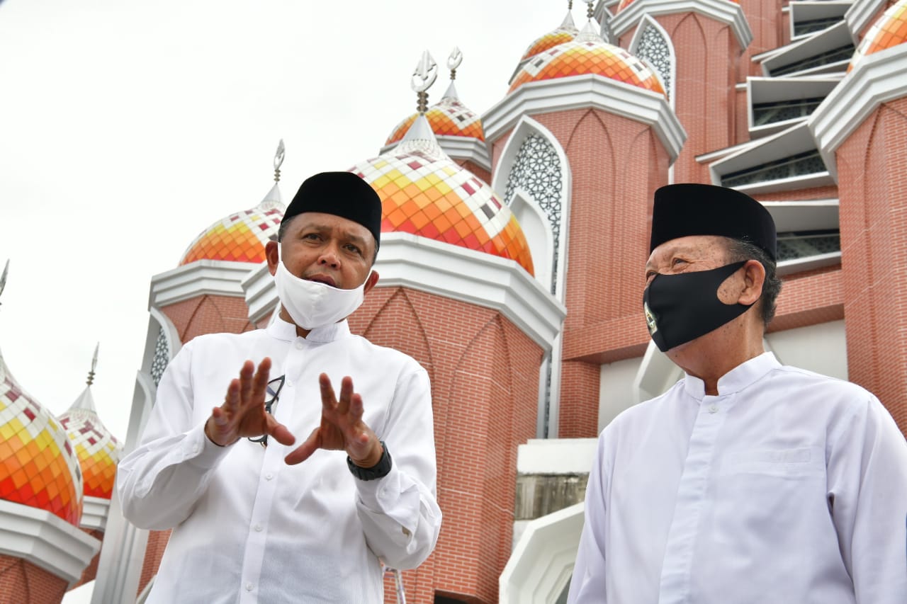 Gubernur Sulawesi Selatan Nurdin Abdullah di depan Masjid 99 Kubah (sumber: sulselprov.go.id)