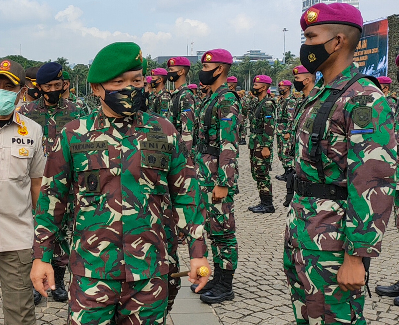 Panglima Kodam Jaya Mayjen Dudung Abdurachman (kiri) di Monas, Gambir, Jakarta Pusat, Jumat 20 November 2020. Medcom.id/Christian