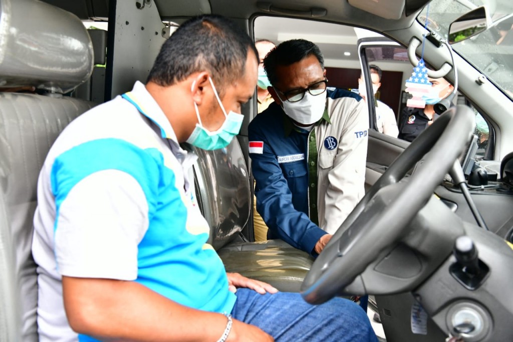 Gubernur Sulsel, Nurdin Abdullah saat mengecek ambulans yang akan diberi ke daerah terpencil di Sulawesi Selatan. Istimewa