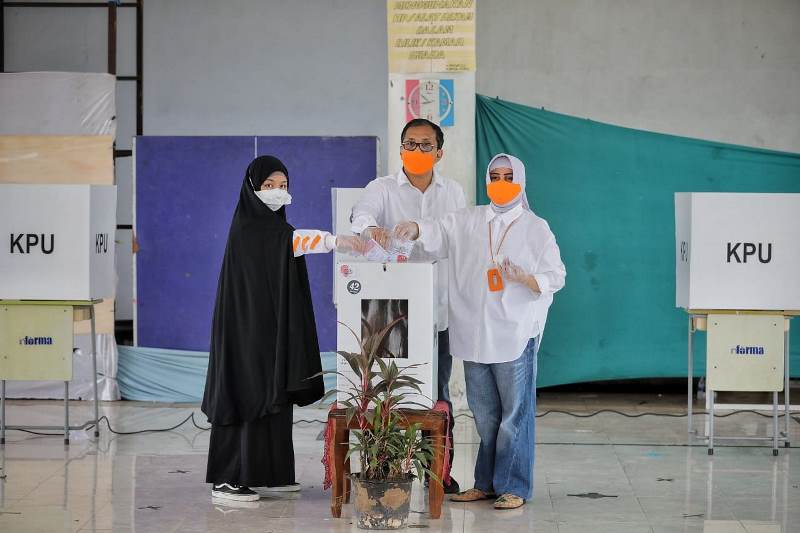 Mohammad Ramdhan Pomanto saat menggunakan hak pilihnya bersama istri dan anaknya, di Makassar, Sulawesi Selatan, Rabu, 9 Desember 2020. Muhammad Syawaluddin/Medcom.id