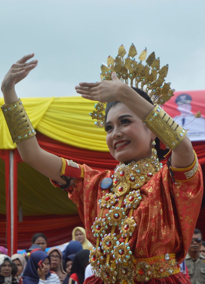 Seorang perempuan mengenakan baju adat asal Sulawesi Selatan (Sumber: kemdikbud.go.id)