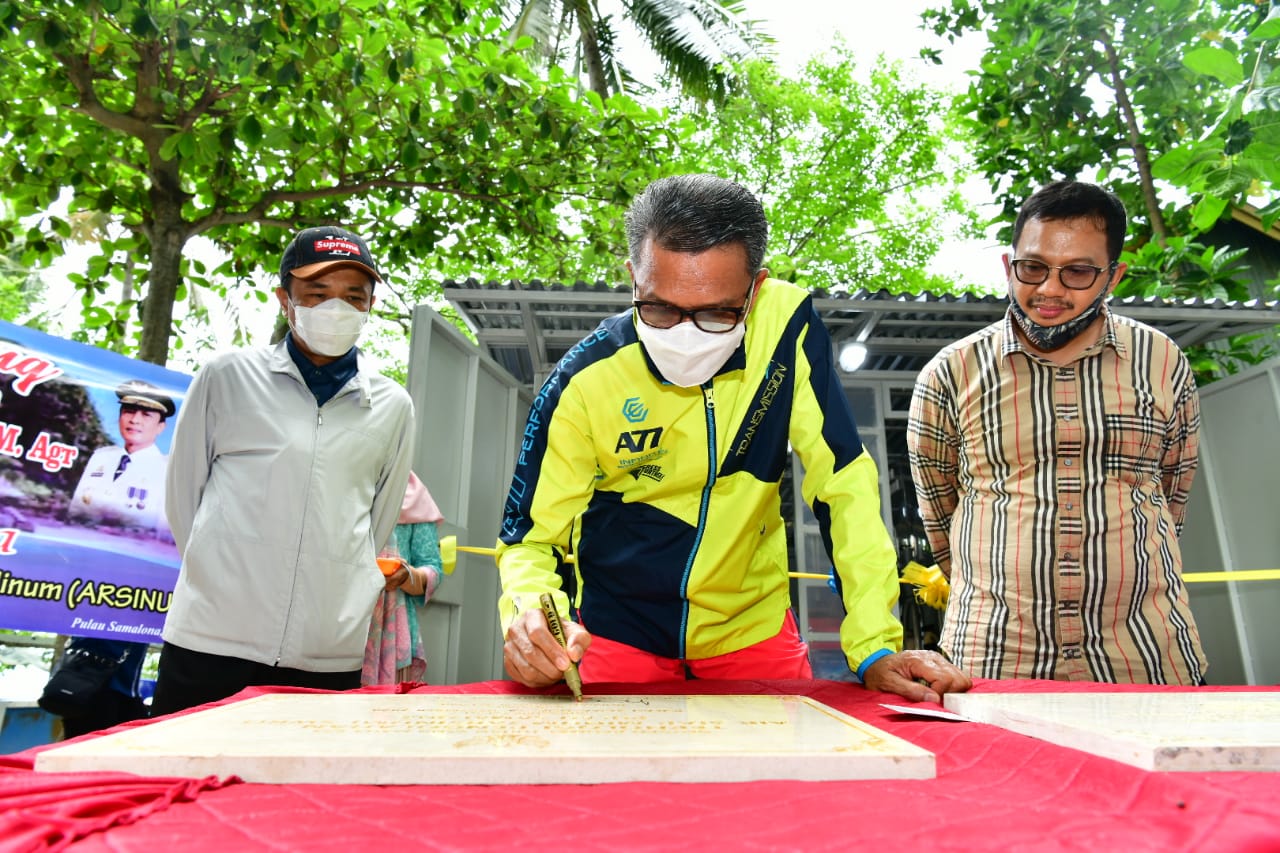 Gubernur Sulawesi Selatan, Nurdin Abdullah, saat meresmikan fasilitas Arsinum di Pulau Samalona, Minggu, 13 Desember 2020. (Foto: sulselprov.go.id)