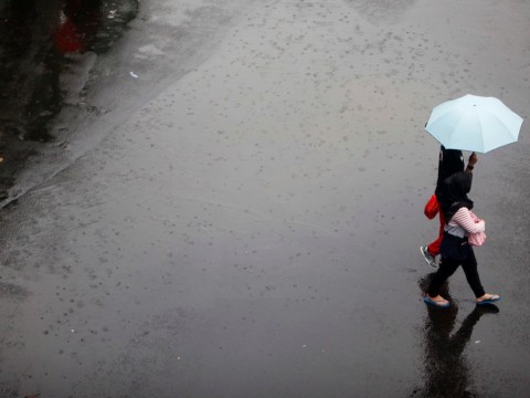 Hujan rintik-rintik mengguyur kawasan Bundaran HI, Jakarta Pusat. Foto: MI/Rommy Pujianto. Jakarta: Badan Meteorologi, Klimatologi, dan Geofisika (BMKG) memperkirakan cuaca DKI Jakarta pada Minggu, 31 Maret 2019, berpotensi hujan di siang hari. Guyuran hu