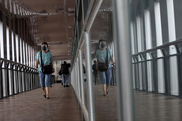 Warga melintasi jembatan penyeberangan orang (JPO) di Underpass Senen Extension, Jakarta/Medcom.id