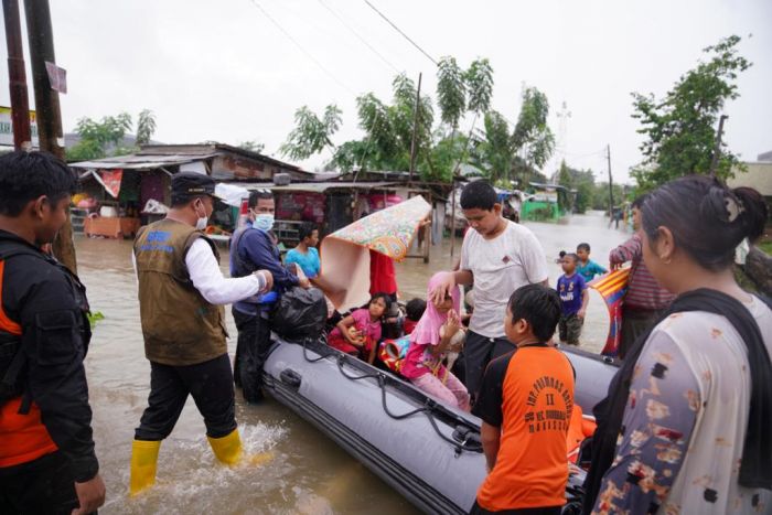 Tim penyelamat mengevakuasi warga yang permukiman mereka terendam banjir di Kota Makassar, Sulsel. MI/Lina Herlina