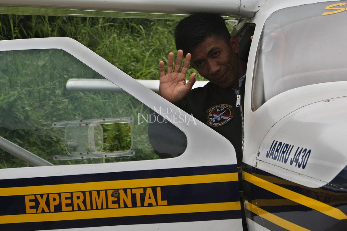 Pemuda asal Pinrang, Sulawesi Selatan, Haerul, viral setelah menerbangkan pesawat buatannya di Pantai Ujung Tape. Beberapa hari terakhir Haerul diundang hingga Istana Negara karena prestasinya tersebut. Hari ini, Selasa, 21 Januari 2020, pemuda tidak tama