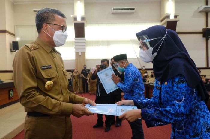 Gubernur Sulsel, Nurdin Abdullah, mengangkat 180 calon pegawai negeri sipil (CPNS). MI/Lina Herlina