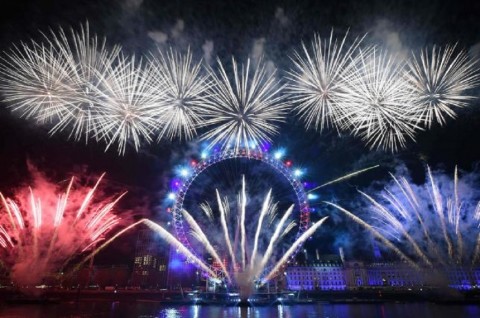 Pesta kembang api di London Eye, London, Inggris, 1 Januari 2020. (Foto: AFP)