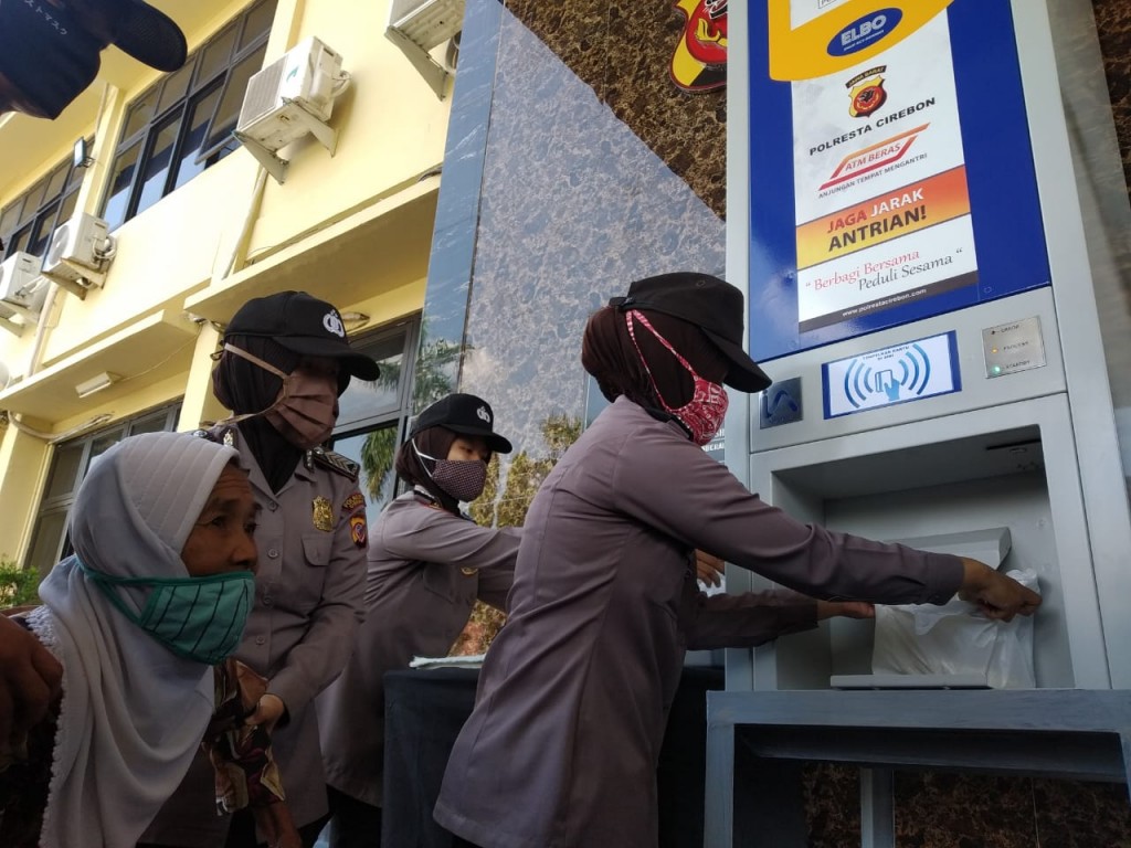 Ilustrasi-Petugas membantu warga mendapatkan beras dari mesin ATM di Mapolresta Cirebon, Jawa Barat. (Foto: Medcom.id/Rofahan)