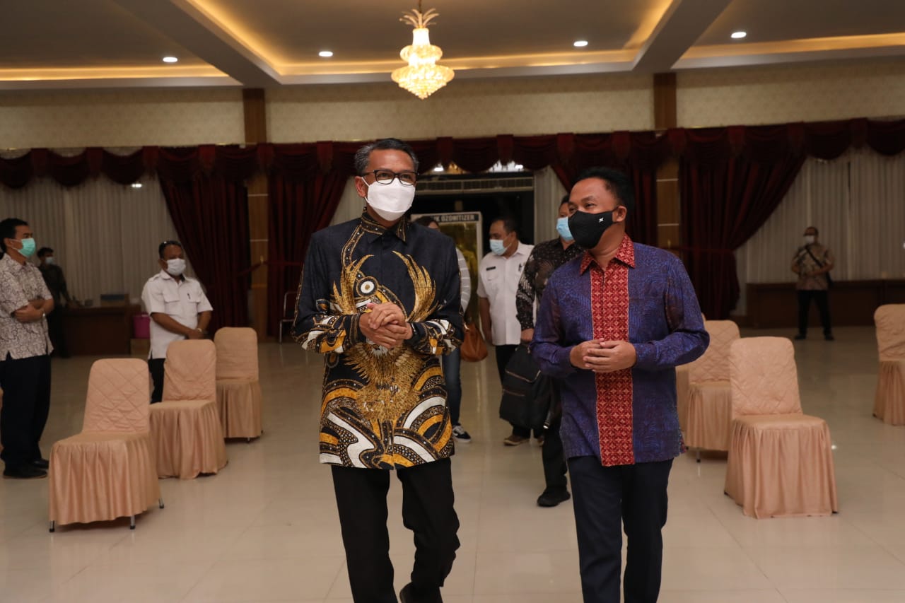 Bupati Bantaeng, Ilham Syah Azikin (kanan) bersama Gubernur Sulawesi Selatan, Nurdin Abdullah (kiri). Sumber: Bantaengkab.go.id