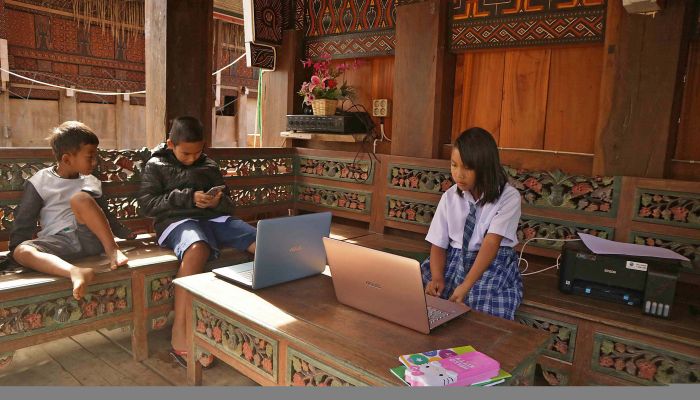 Seorang pelajar SD mengikuti pembelajaran jarak jauh di Desa Lembang Lolai, Kecamatan Kapalapitu, Toraja Utara, Sulsel