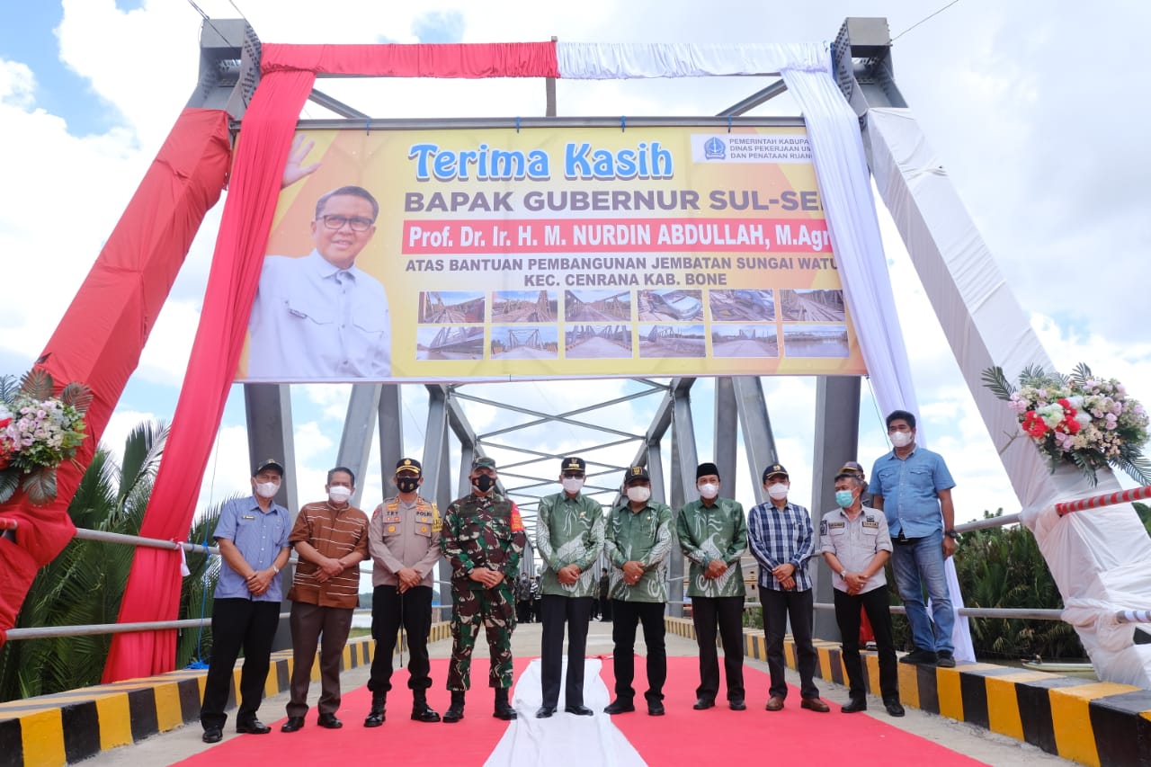 Peresmian Jembatan Watu di Desa Watu, Kecamatan Cenrana, Kabupaten Bone. (Sumber: Sulselprov.go.id)