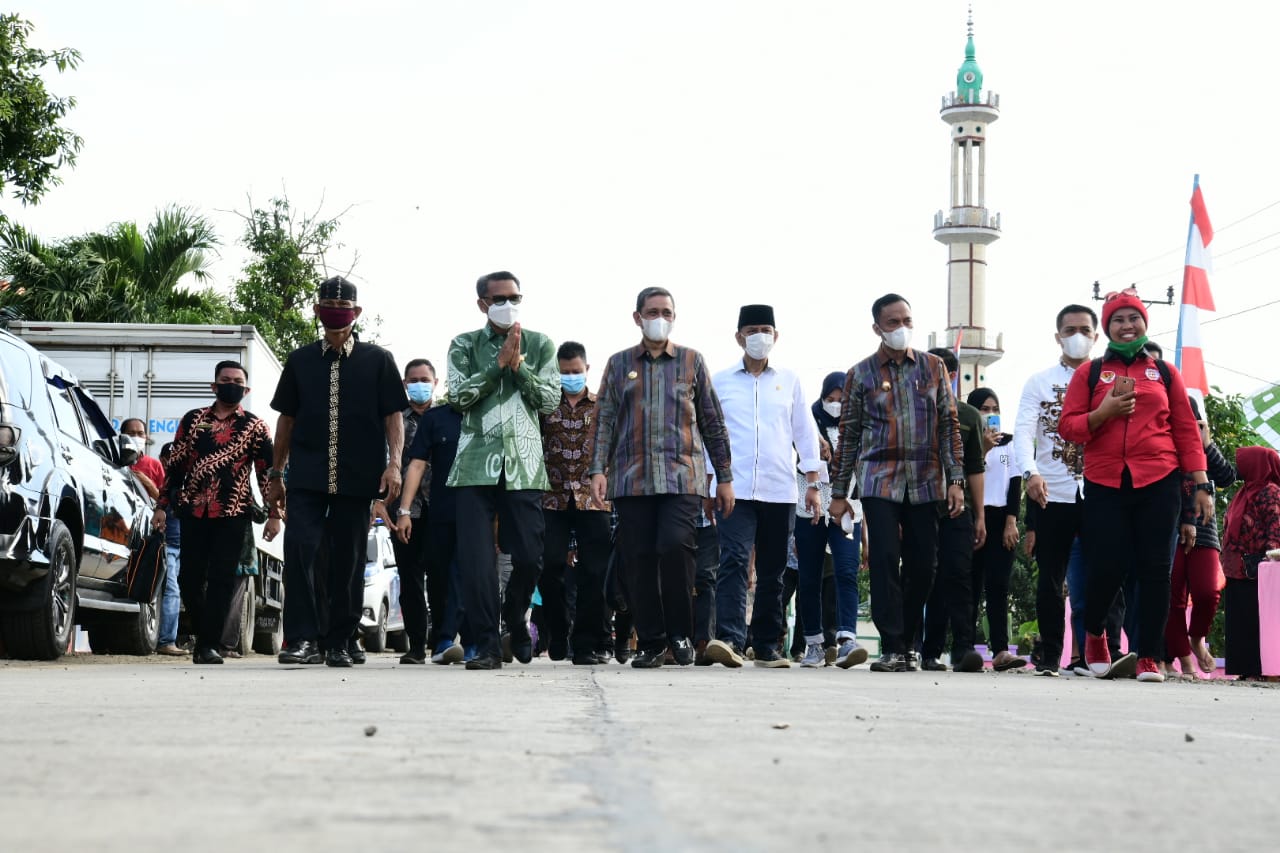 Peresmian lima ruas jalan beton di empat kecamatan di Kabupaten Wajo. (Sumber: Sulselprov.go.id)