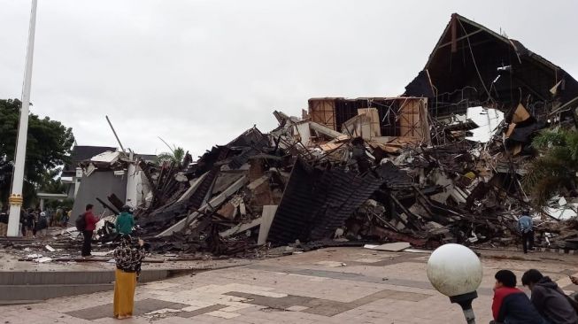 Kondisi kantor Gubernur Sulbar usai diguncang gempa (foto: istimewa)