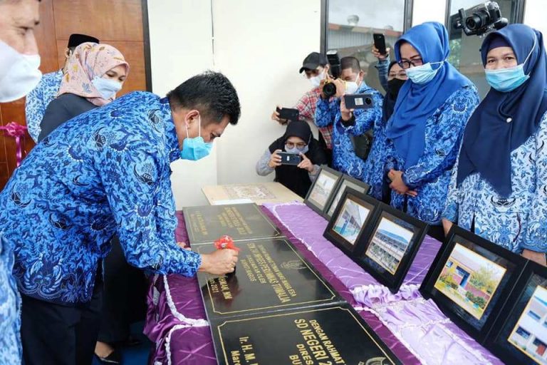 Bupati Maros Hatta Rahman Meresmikan empat unit gedung baru sekolah dasar (SD) di SDN Negeri 57 Bulu-Bulu. (Sumber: Maroskab.go.id)