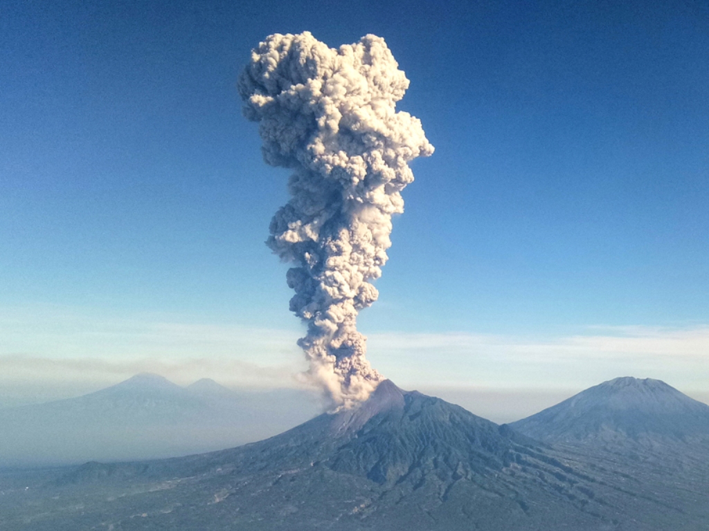 Kenali 4 Tingkatan Status Gunung Api di Indonesia