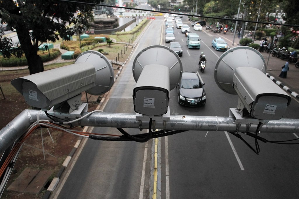 Kamera pengawas atau Closed Circuit Television (CCTV) terpasang di JPO Jalan Medan Merdeka Barat, Jakarta. MI/Pius Erlangga