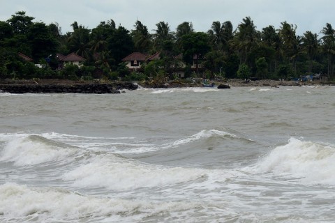 Ilustrasi--Gelombang tinggi menghempas bibir pantai Pasauran, Serang, Banten. (Foto: MI/Susanto)