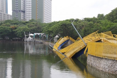 Ilustrasi-sebuah jembatan ambruk di Utan Kota Kemayoran, Jakarta Utara, Minggu (22/12). Jembatan tersebut ambruk sekitar pukul 13.30 WIB. Foto: MI/Fransisco Carolio Hutama Gani