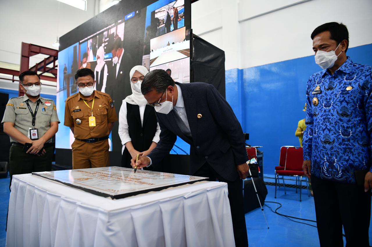 Gubernur Sulawesi Selatan Nurdin Abdullah saat meresmikan Rumah Pemotongan Hewan (RPH) di Kecamatan Manggala, Kota Makassar, Sulawesi Selatan, Selasa, 9 Februari 2021. (Sumber: Sulselprov.go.id)