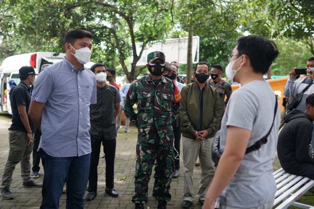 Bupati Gowa, Adnan Purichta Ichsan saat memantau penerapan prokes di Kabupaten Gowa, Sulawesi Selatan. Dokumentasi/ Istimewa.