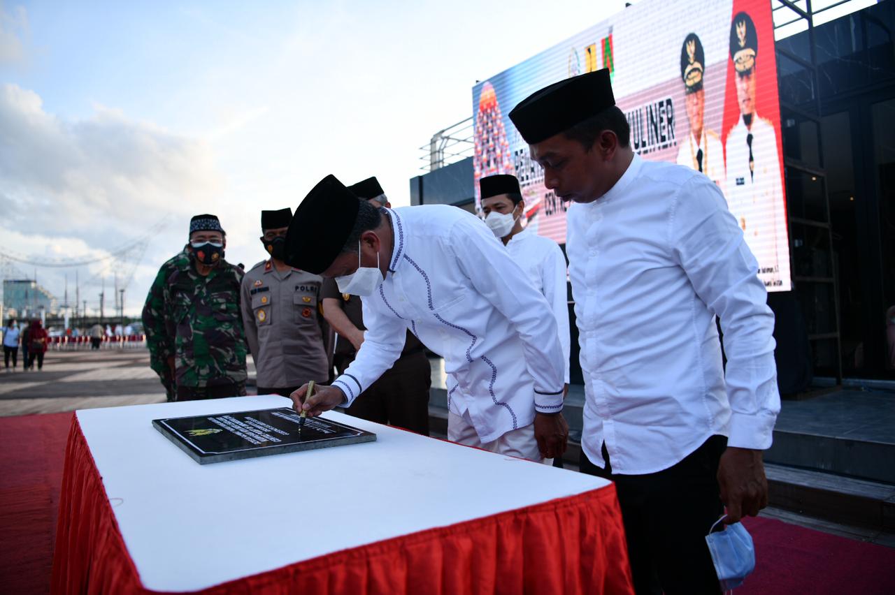 Gubernur Sulawesi Selatan Nurdin Abdullah saat meresmilan pelataran Lego-Lego, Rabu, 10 Februari 2021. (Sumber: Sulselprov.go.id)