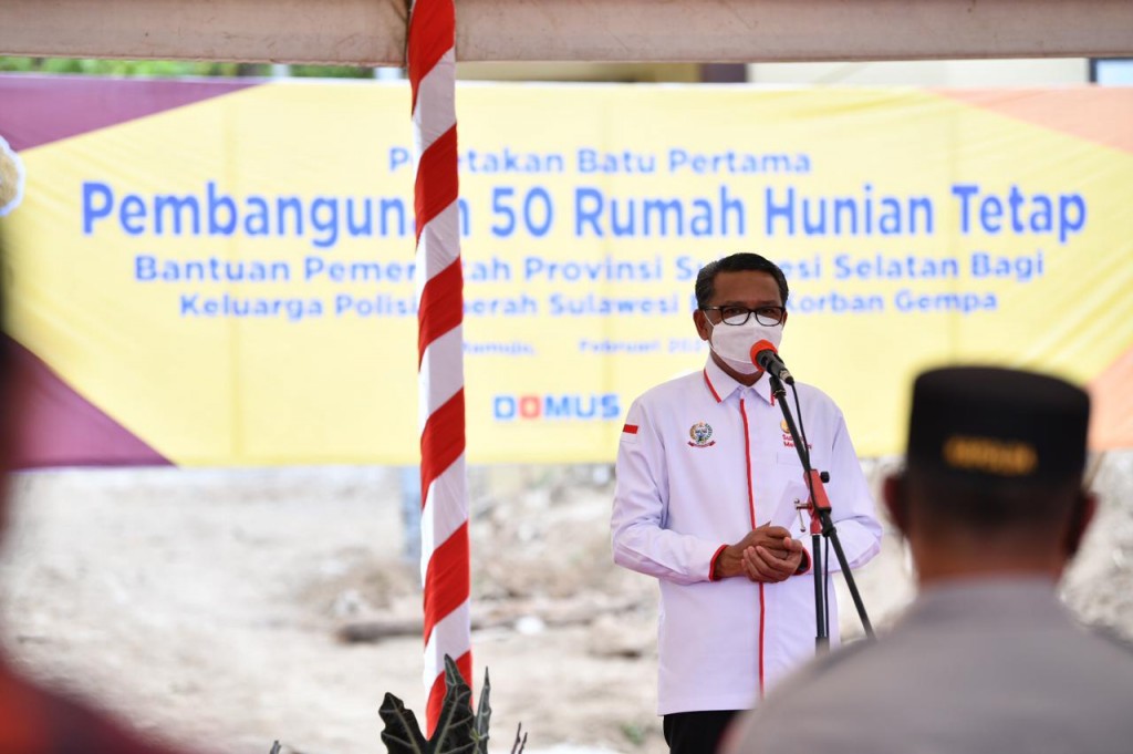 Gubernur Sulsel, Nurdin Abdullah, saat memberikan bantuan hunian tetap di Sulawesi Barat. (Foto: Istimewa)