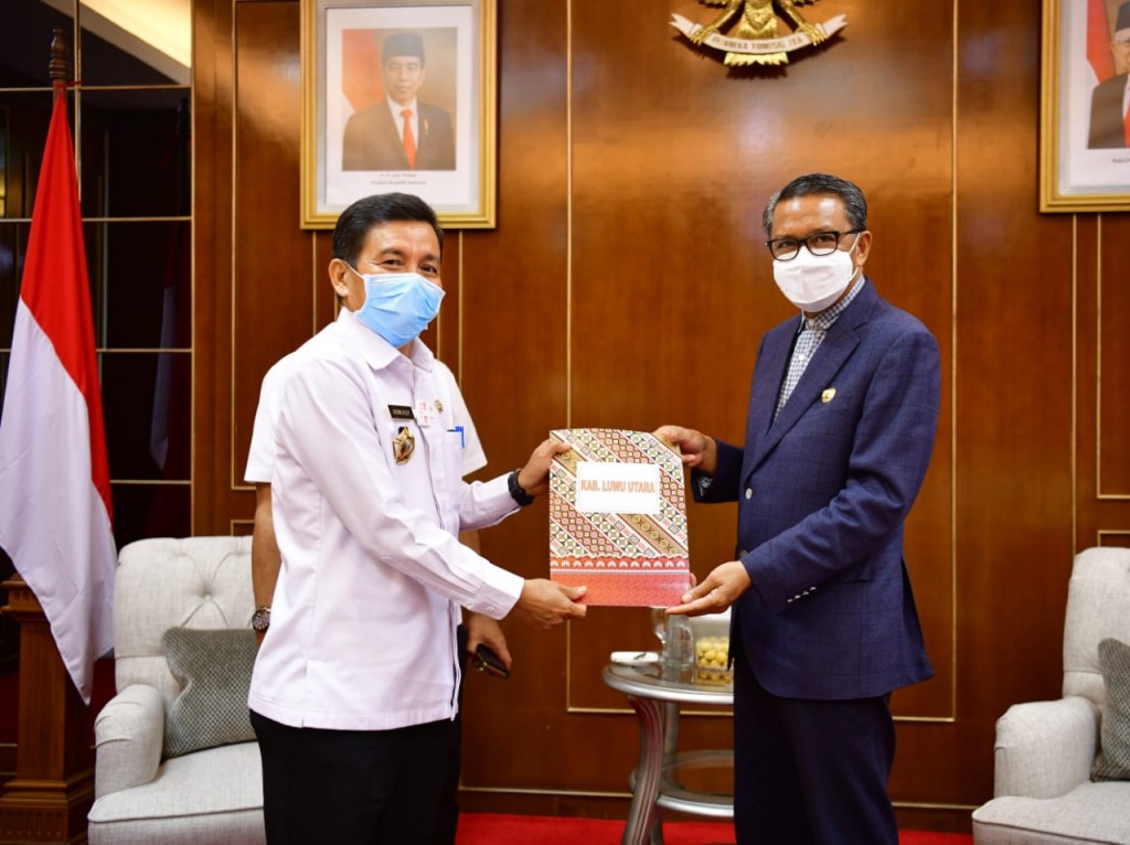 Gubernur Sulsel, Nurdin Abdullah, menyerahkan SK kepada sepuluh PLH di Kantor Gubernur Sulsel, Kota Makassar, Rabu, 17 Februari 2021. Dokumentasi/ Istimewa.