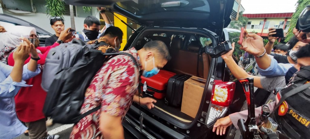 Tim KPK mengamankan tiga koper dokumen dari kantor PUTR Sulawesi Selatan. Medcom.id/ Muhammad Syawaluddin