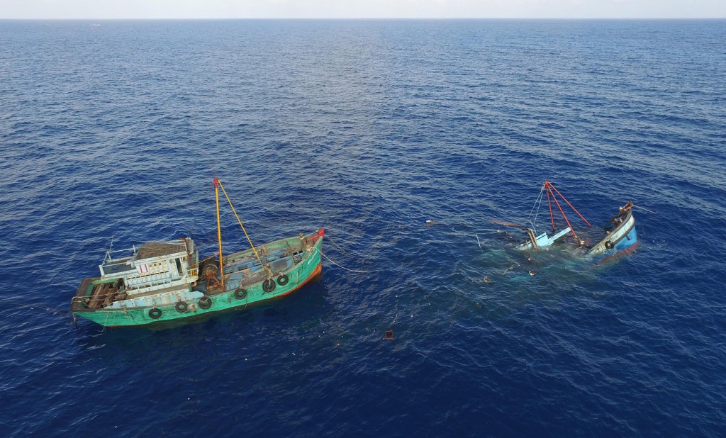 Penenggelaman kapal pencuri ikan. Foto: KKP