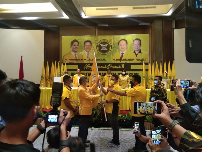 Penyerahan bendera partai Golkar ke Ketua DPD II Golkar Makassar, Munafri Arifuddin oleh Ketua DPD I Sulsel, Taufan Pawe, Selasa, 9 Maret 2021.