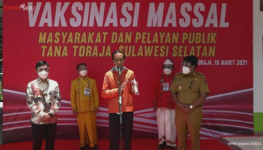Presiden Joko Widodo meninjau vaksinasi massal di Tana Toraja. BPMI Setpres