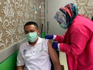Salah satu petugas saat menjalani vaksinasi covid-19, Kamis 25 Maret 2021, di Makassar, Sulawesi Selatan. Dokumentasi/ Istimewa.
