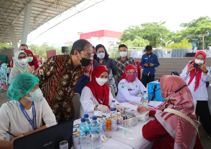 Wali Kota Makassar Mohammad Ramdhan (Danny) Pomanto turut menyaksikan vaksinasi Covid-19 di di Tribun Lapangan Karebosi Makassar, Sulsel. Foto: Pemkot Makassar