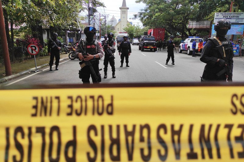 Suasana penjagaan di sekitar lokasi kejadian usai serangan bom bunuh diri di sekitar Gereja Katedral, Makassar. Antara/Darwin Fatir