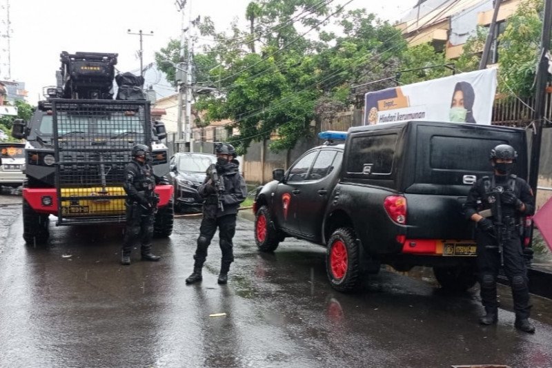 Sejumlah petugas bersenjata lengkap mengamankan lokasi penemuan paket kardus bertuliskan Islam X, di Jalan Sungai Pareman, Kota Makassar, Sulawesi Selatan, Rabu (31/3/2021). ANTARA/HO/Herwin Bahar.