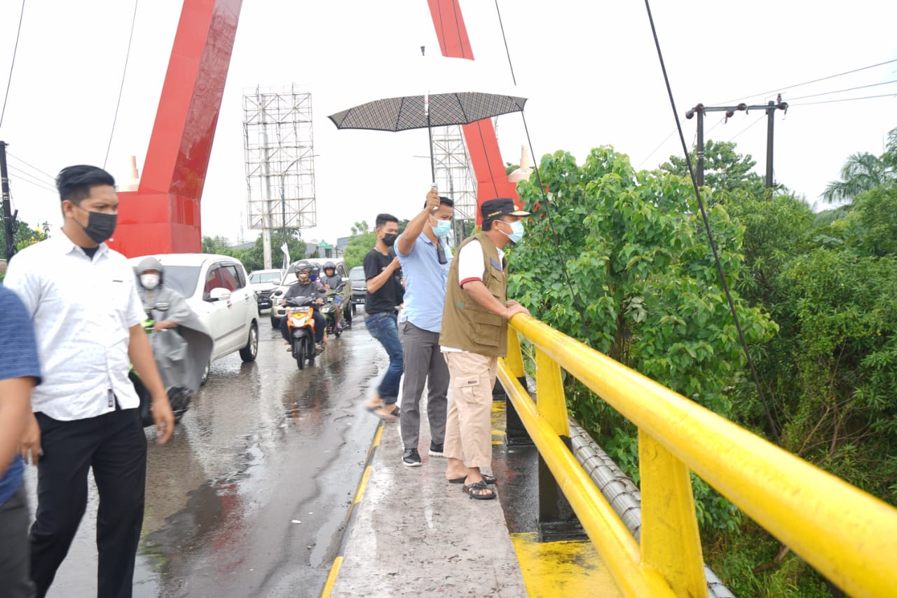 Plt Gubernur Sulawesi Selatan Andi Sudirman Sulaiman saat meninjau ketinggian air Sungai Jeneberang di Jembatan Kembar, Kabupaten Gowa, Jumat, 2 April 2021/Sumber: Sulselprov.go.id