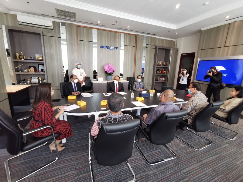 Jakarta: Media Group menerima kunjungan Duta Besar Uni Emirat Arab (UEA) untuk Indonesia, Abdullah Salem Obeid Al Dhaheri. Kunjungan ini untuk bersilaturahmi dan membangun peluang kerja sama yang baik.   Pertemuan yang berlangsung dengan protokol kesehata