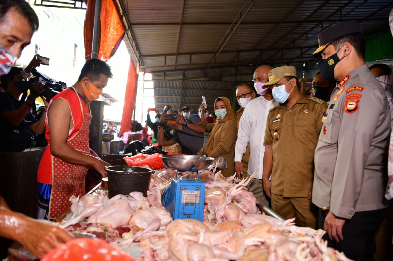 Plt Gubernur Sulawesi Selatan Andi Sudirman Sulaiman saat meninjau ketersediaan bahan pokok di Pasar Terong Makassar, Senin, 12 April 2021/Sulselprov.go.id